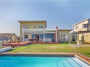4 Bedroom House in Van Riebeeckstrand