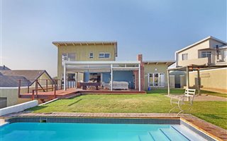 4 Bedroom House in Van Riebeeckstrand