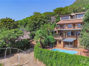 4 Bedroom House in Kosmos