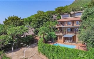 4 Bedroom House in Kosmos