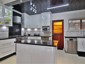 3 Bed House in Pelikan Park