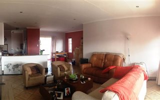 3 Bedroom Townhouse in Mooikloof Ridge