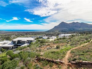 1670 m² Land available in Belvedere