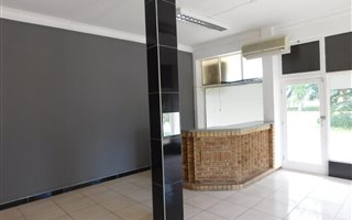 75 m² Commercial space in Athlone Park