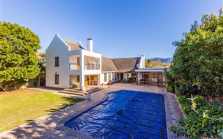 4 Bedroom House in Constantia