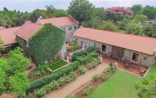 7 Bedroom House in Shere