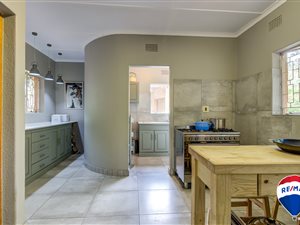 5 Bed House in Aston Manor