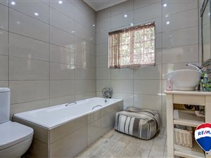 5 Bed House in Aston Manor