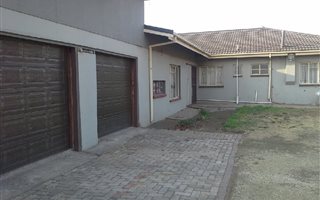Farm with House in Rosashof
