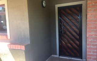 2 Bedroom Flat in Waterval East