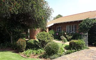 3 Bedroom Townhouse in Elma Park
