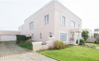 4 Bedroom House in Cutty Sark