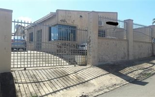 4 Bedroom Simplex in Phoenix