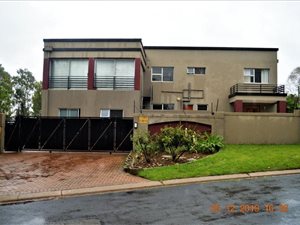 6 Bed House in Lakeside