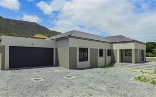 4 Bedroom House in Onrus
