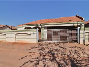 4 Bed House in The Orchards