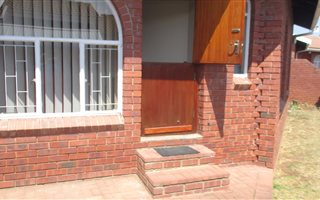 3 Bedroom Townhouse in Van Riebeeck Park
