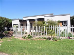 4 Bed House in Sandbaai