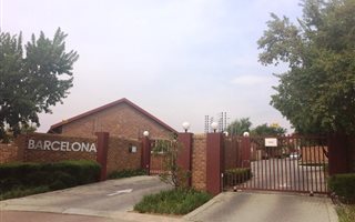 3 Bedroom Apartment in Rooihuiskraal