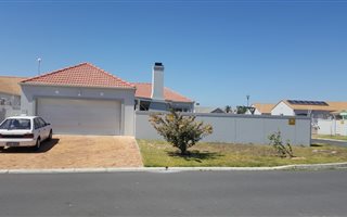 3 Bedroom House in Sunningdale