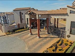 2 Bed Apartment in Roodepoort Central