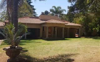 8 Bedroom House in Glen Marais