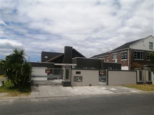 7 Bed House in Grassy Park