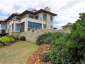 5 Bed House in Village On Sea