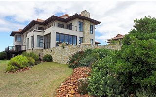 5 Bedroom House in Village On Sea
