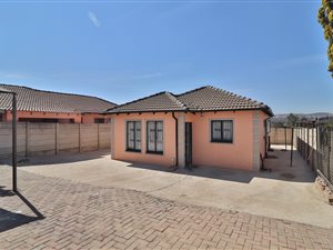 3 Bed House in Lotus Gardens