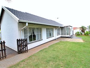 3 Bed House in Highway Gardens
