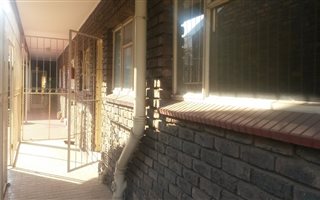 2 Bedroom Townhouse in Vanderbijlpark CE2