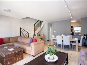 2 Bed Flat in Ashlea Gardens