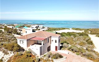 4 Bedroom House in Suiderstrand