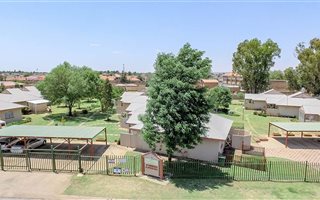 2 Bedroom Simplex in Grimbeek Park