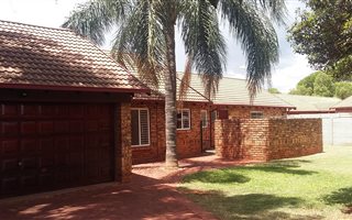 4 Bedroom House in Doornpoort and surrounds