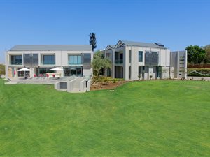 6 Bed House in Waterfall Equestrian Estate