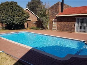 6 Bed House in Meyerton Park