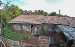 2 Bedroom Townhouse in Die Hoewes