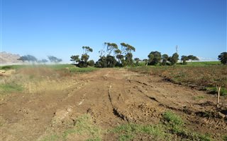 496 m² Land available in Gustrouw