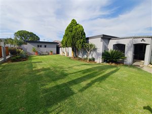 6 Bed House in Eloffsdal