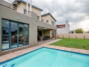 5 Bed House in The Meadows