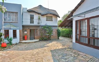 1276 m² Commercial space in Parktown North