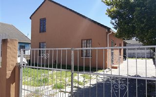3 Bedroom House in Malibu Village