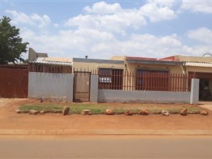 6 Bed House in Roodekop