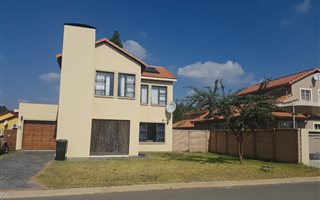3 Bedroom Duplex in Waterkloof