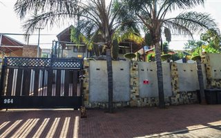 17 Bedroom House in Rietfontein