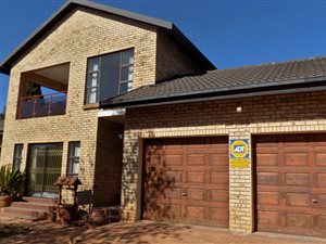 4 Bed House in Highveld