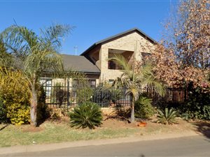 4 Bed House in Highveld