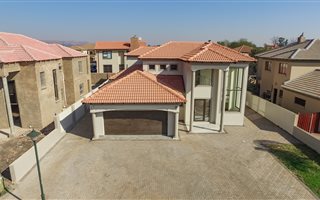 5 Bedroom House in Theresa Park
